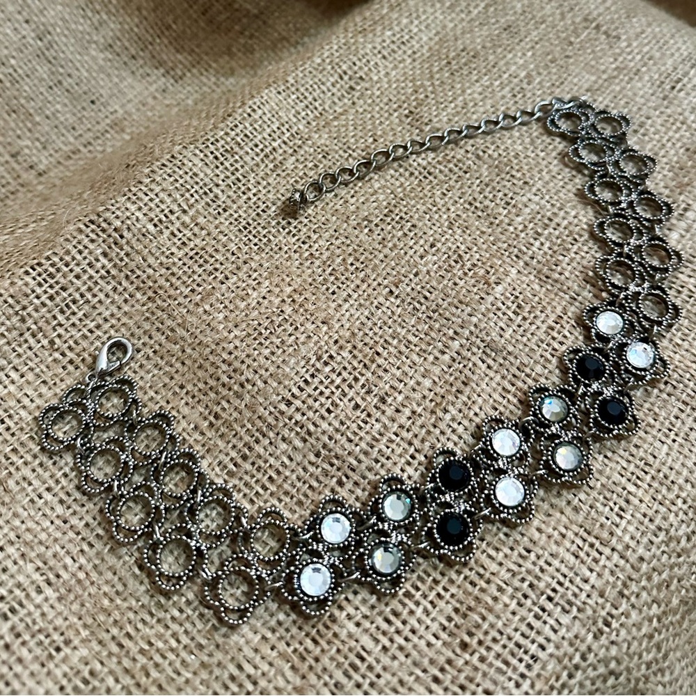 Elegant Silver 🩶& Black 🖤 Women's Necklace, Choker style, adjustable length.